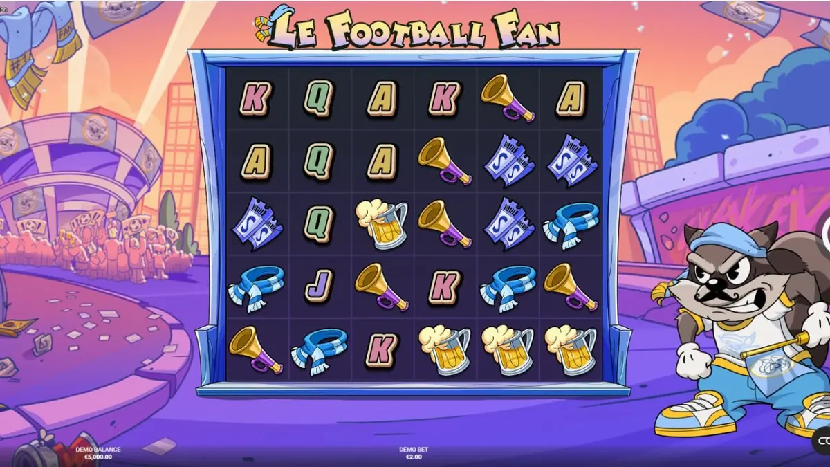 Mascote guaxinim do slot Le Football Fan em um estádio de futebol animado